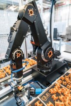 De Robolink gewrichtsrobot monteert kabelrupsen in de Igus-fabriek in Keulen. De terugverdientijd is meestal vier tot zeven maanden. '