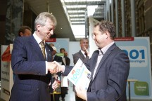 FME-voorzitter Jan Kamminga overhandigt de campagnefolder 1001 Klimaatoplossingen aan Ger Koopmans.'