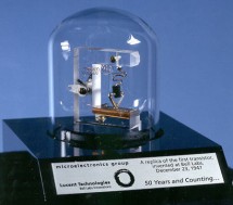 Replica van de eerste transistor uit 1947'