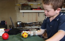 Handprothese van 150 dollar helpt mensen zonder vingers (video)