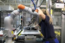 Bill Gates wil belasting heffen op robots. Geen goed idee, vindt IFR. Robots creëren werkgelegenheid en winst, en het is beter de winst te belasten.'