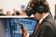 Lenze gebruikt virtual reality als tool in engineering en training.'