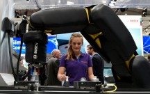 Op de Hannover Messe 2017 was onder meer veel aandacht voor cobots, robots die direct samenwerken met mensen (foto: Hannover Messe).'