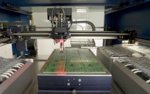 Een SMT-machine kan meer per uur meer dan 50.000 componenten met hoge precisie op printplaten plaatsen. Dit stelt hoge eisen aan de pick-and-place units.'