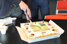 Het jubileum werd uiteraard op gepaste wijze gevierd: met een versierde taart. En met jubileumacties voor klanten.'