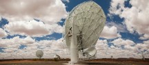 64 radiotelescopen van Vertex Antennentechnik luisteren in de halfwoestijn van Zuid-Afrika naar radiogolven uit het heelal.'
