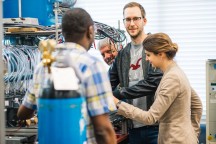 Onderzoekers van de Ruhr-Universität Bochum gespreken de resultaten tijdens hun onderzoek naar efficiëntere productie van waterstof.'