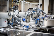 ABB zet voor de productie van nieuwe wandcontactdozen drie eigen co-robots in.'
