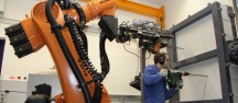 In de nieuwe testruimte van het KIT testen robots elektrisch gereedschap automatisch, terwijl mensen dat met de hand zouden doen.'