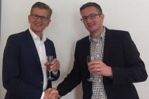 Leon Schoutsen (directeur-eigenaar  Bönnekamp, links) en Olaf van de Ven (directielid ATB Automation) toasten op de overname.'