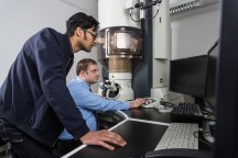 De onderzoekers Leopoldo Molina-Luna (l.) en Michael Dürrschnabel aan het werk bij de aberratie-gecorrigeerde scanning transmissie elektronenmicroscoop. (foto: Felipe Fernandes / TU Darmstadt)'