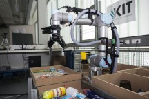 De robot van Team IFL PiRO herkent de gezochte objecten en legt die zelfstandig in het winkelmandje.'