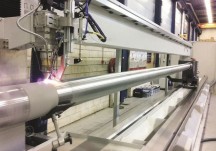 EHLA-installatie voor het laser cladden van maximaal 8 m lange zuigerstangen.'