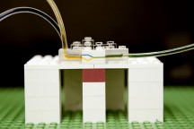 MIT-onderzoekers hebben met Lego-steentjes een nieuw microfluïdica-platform ontwikkeld (beeld: Melanie Gonick/MIT)'