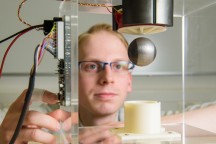 Niklas König van het onderzoeksteam van de Saarland University demonstreert de nieuwe technologie (beeld: Oliver Dietze / Saarland University)'