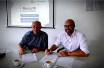 Pascal Gilissen van HydroPneuMotion (links) en Pieter Oosterhof van Bosch Rexroth (rechts) ondertekenen de overeenkomst'