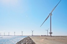 Een windmolen aan de Deense kust bij Thyborøn heeft een wereldprimeur: de conventionele generator, met permanente magneten, is daar vervangen door een exemplaar met supergeleiders. '