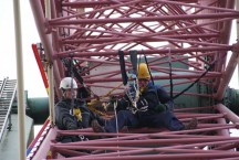 Twee monteurs voeren – door middel van rope access techniek – een inspectie uit aan het 45 m hoge reuzenrad La Grande Roue in Walibi. '
