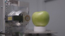 Je kan bijvoorbeeld rotte appels of fouten bij het assembleren van elektromechanische producten detecteren, terwijl ze op de lopende band voorbijrollen.'