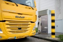 Om de vrachtwagen op te laden, beschikt het distributiecentrum van Jumbo in Veghel over een laadstation. '