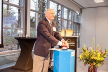 Oprichter van Mikrocentrum Louis Kauling verklaarde met een druk op de knop het nieuwe pand officieel voor geopend.  '