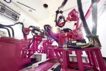 De nieuwe fabriek in Haiger, waar de nieuwe AX compact en KX kleine behuizingen van de band rollen; Industrie 4.0 door een roze bril. '