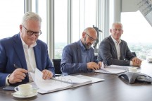 Thomas Kwaks (links, CEO van Hydac) en de voormalig eigenaren van Elma Dick Varel (midden) en Teunis van Vulpen tekenen voor de overname.'