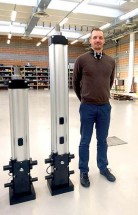 Gianpaolo Baracco, NSK Sales Engineer, met de twee elektrocilinders met HTF-kogelomloopspindels.'