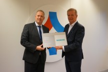 Uitreiking certificaat door Hans Winters, CEO Siemens aan Martin van Gogh, CEO Batenburg Industriële Automatisering'