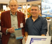 Rien Koster (links) reikt de prijs uit aan Hans van de Rijdt'