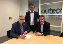 De ondertekening van de samenwerkingsovereenkomst. Van links naar rechts: Jan de Witte (Rockwell Automation), James Jonkers en Dave Amps (beide Routeco). (foto: Rockwell Automation)'