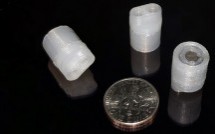 Monolithische, volledig 3D-geprinte magnetische pompen worden getoond naast een Amerikaans dubbeltje. De vloeistofpoorten zijn zichtbaar in de pompen links en in het midden, terwijl de zuiger met ingebouwde magneet zichtbaar is in de pomp aan de rechterkant. Foto: Luis Fernando Velásquez-García '