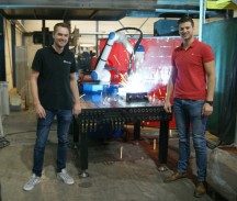 Gijs Jobse (rechts) bedrijfsleider van Claessen Staalwerken & Van Boesschoten in Breda, en Tim van Meer- technisch manager van RoboFlex in Oosterhout, leverancier van de “Weld4You’ Yaskawa cobotunit'