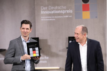 Philipp Guth, hoofd van de business unit Automation & Electrification Solutions bij Bosch Rexroth AG, neemt de Duitse innovatieprijs 2021 in ontvangst.'