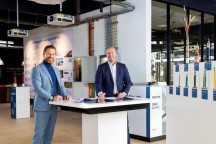 Erik van der Zwan (l) en Toine Verschuur ondertekenen het sponsorcontract in het Draka Connect Kenniscentrum in Emmen.'