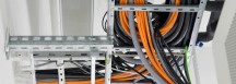 Als  data- en stroomkabels samen in een kabelgoot worden gelegd, is vaak dezelfde diëlektrische sterkte vereist voor goedkeuring.'