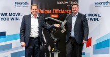 Dr. Marc Wucherer (links) van Bosch Rexroth, en Kristian Kassow van Kassow Robots na het ondertekenen van de overeenkomst'