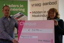 Op 23 februari overhandigde marketingmanager Stella de Jong de cheque aan Hans Erik Boeve, collectorcoördinator KWF, Deventer. '
