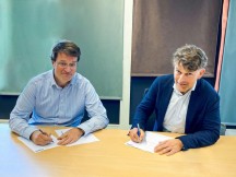 Joost Bosman, algemeen directeur van Koninklijke Auping (l) en Patrick Geurtsen, directeur van Machinefabriek Geurtsen, teken het contract voor de gerobotiseerde matrassenproductielijn.'