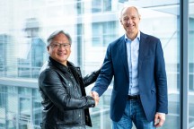 Siemens-ceo Roland Busch (rechts) en NVIDIA-oprichter en -ceo Jensen Huang tijdens de lancering van Siemens Xcelerator op 29 juni 2022 in München.'