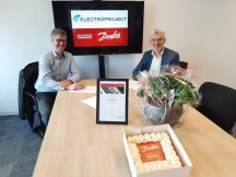 Businessunitmanager Electroproject Marco Jonker (links) en Thijs Peddemors, directeur Danfoss Drives Nederland, vieren de ondertekening van het cerificaat Danfoss Autorished  Service Company.'