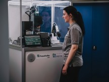 Op de Hannover Messe is te zien hoe deze freesmachine en robot met spraak kunnen worden bestuurd met behulp van spraakherkenningssystemen en audiotechnologie van Fraunhofer IDMT. Het systeem kan snel en eenvoudig worden aangepast aan de behoeften van de klant. (Foto: Fraunhofer IDMT/Anika Bödecker)
'