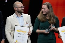 De Eindhovense startup Mantispectra heeft op de Hannover Messe de Hermes Startup Award gewonnen voor hun ChipSense 'sensor on a chip'. Links Manispectra-ceo Maurangelo Petruzzella en rechts coo Kaylee Hakkel met de oorkonde en trofee. '