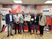 Arjan Coppens (voorzitter FEDA) overhandigt het certificaat Erkend Slangassemblagebedrijf aan Herwin Zoet (vestigingsmanager van Hansa-Flex Nederland in Zwolle).'