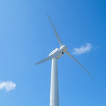 Een BestWatt BW80-windturbine die door Rengineers in Nederland op de markt wordt gebracht. Samen met Weidmüller en Koninklijke Oosterberg is hier een nieuwe besturing voor ontwikkeld. (Foto: BestWatt)'