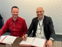 NMi Group neemt TrustCB over. Wouter Slegers van TrustCB (links) en Yvo Jansen van NMi Group) tekenen de overeenkomst.'