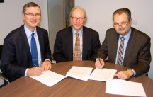 Het nieuwe samenwerkingscontract tussen V-ION en Metaalunie is onlangs ondertekend door directeur Stremmelaar (links) en voorzitter Van Thiel (midden) namens V-ION en directeur Organisatie Bert Jaarsma (rechts) namens Metaalunie.'