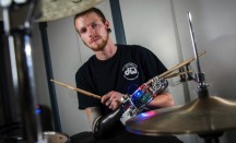 Jason Barnes en zijn drumprothese'