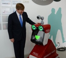 Koning Willem-Alexander met de Campusrobot.'