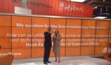 minister Henk Kamp stelr de eerste vraag'